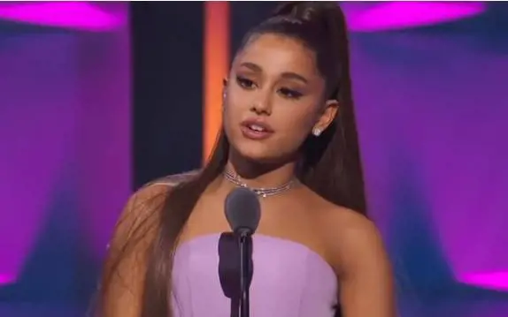 Ariana Grande alla Nasa, la popstar astronauta per un giorno