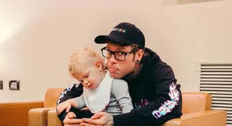 Fedez e Leo in viaggio verso Los Angeles senza Chiara Ferragni