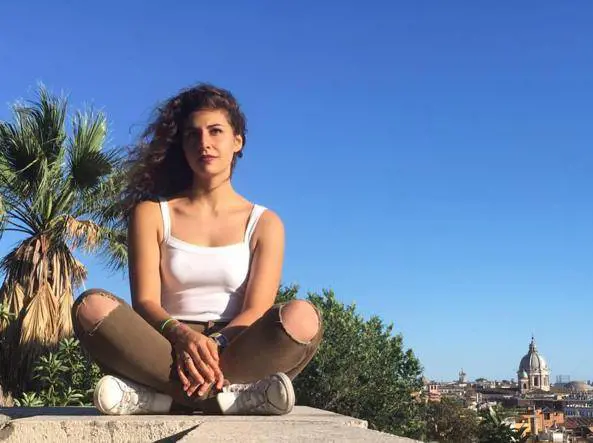 Torna libera la ragazza che ha ucciso il padre violento. "Ha agito per difendersi" 