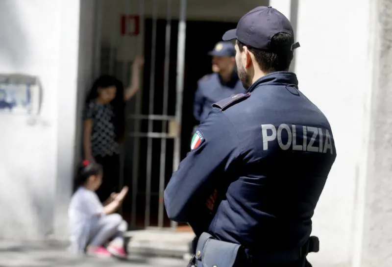 Nigeriano abusa di moglie e bimba