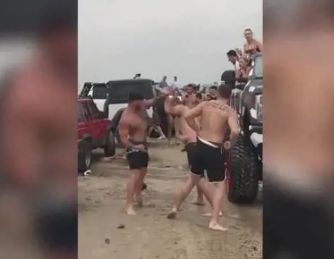 Il folle festival delle jeep tutto risse e cazzotti: la polizia arresta cento persone