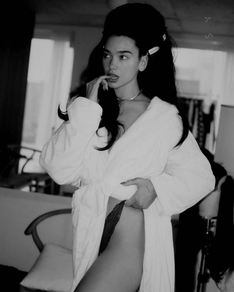 Dua Lipa sexy in bianco e nero su Instagram