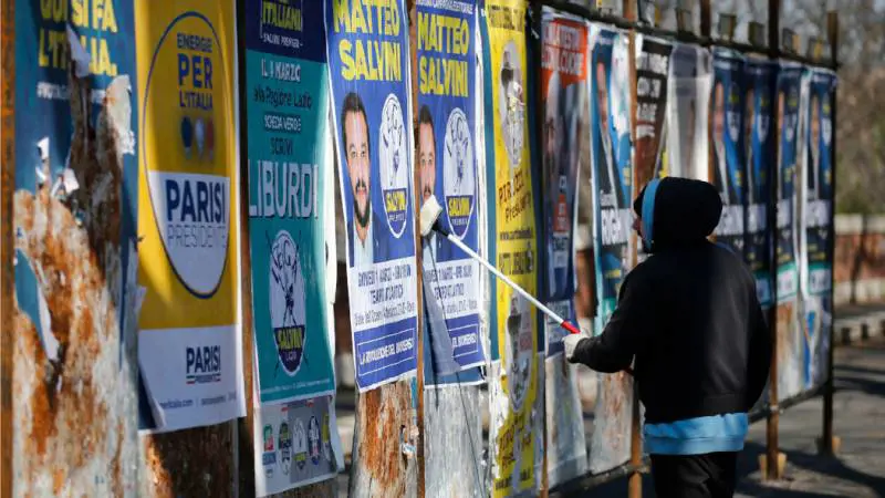 Vittoria, vandalo strappa manifesto Lega e aggredisce chi lo riprende