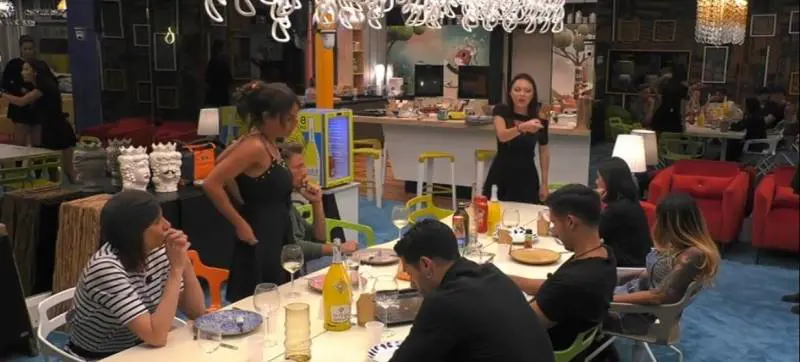Gf, Francesca De André accusa Martina Nasoni: "Ti alcolizzi"