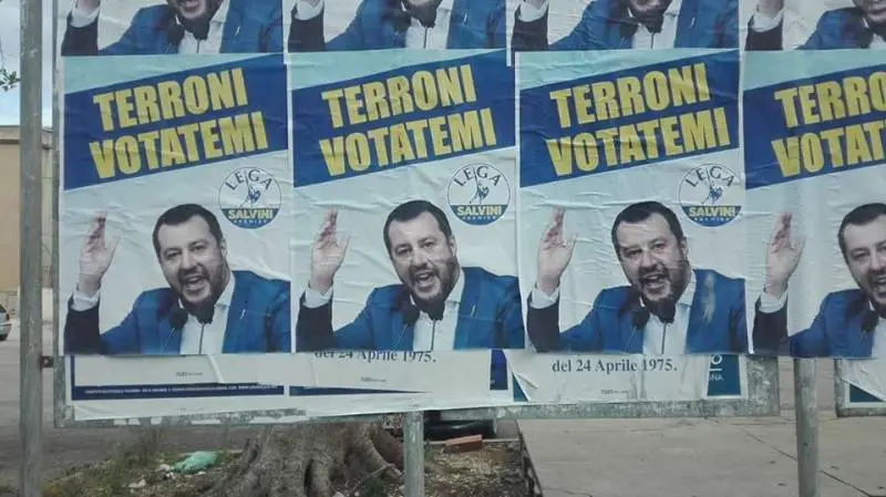 Uno dei cartelloni anti Lega apparsi al centro di Agrigento giovedì mattina