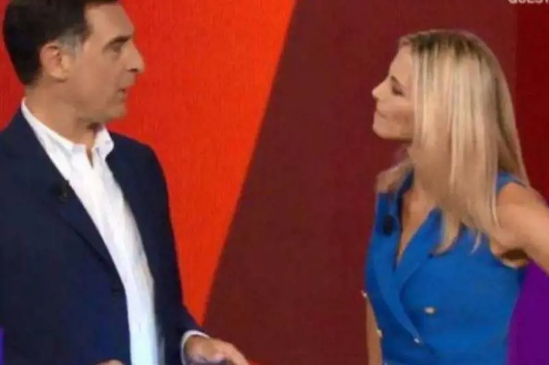 Francesca Fialdini alla cantante dei Matia Bazar: "Chi te lo ha fatto fare?"