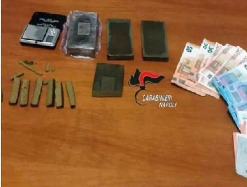 Nascondevano la droga tra le mattonelle del bagno: arrestati conviventi  