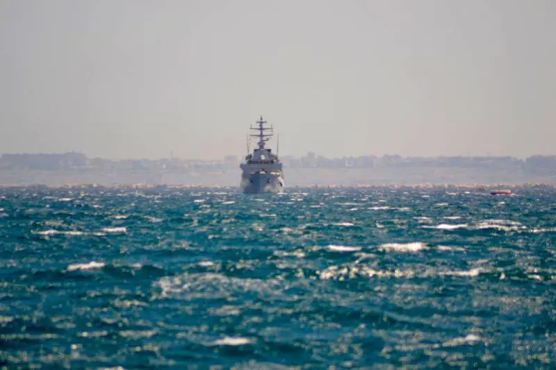"Fermi le navi coi clandestini". Ed è tensione Viminale-Difesa