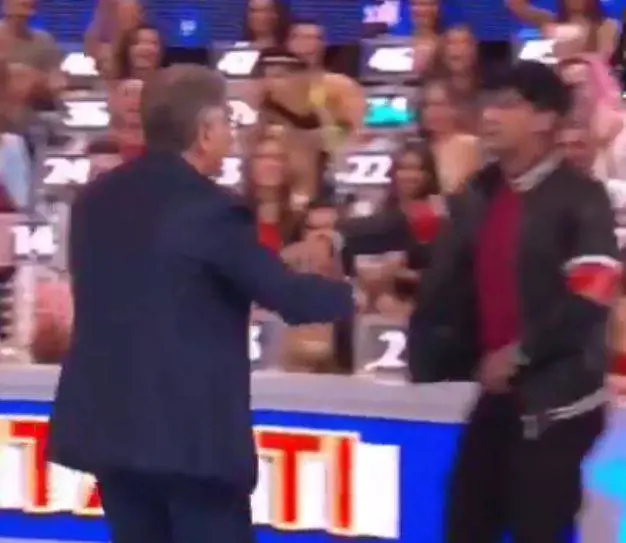 Ciao Darwin, la concorrente mostra il lato b in diretta. Bonolis: "È matta?"