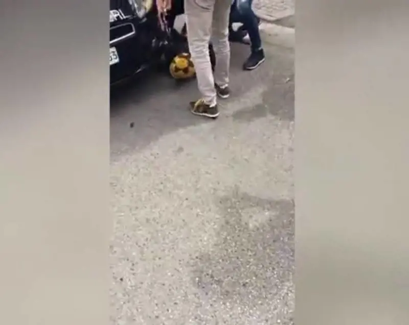 La furia del nigeriano in strada: pietre contro i passanti, poi le coltellate al militare