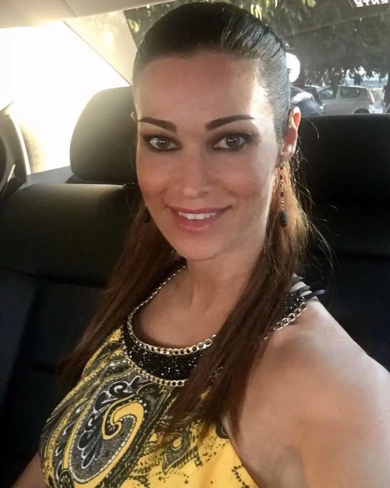 Manuela Arcuri sotto la camicia... niente