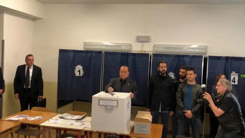 Milano, il voto di Berlusconi: "Nel seggio di mamma"