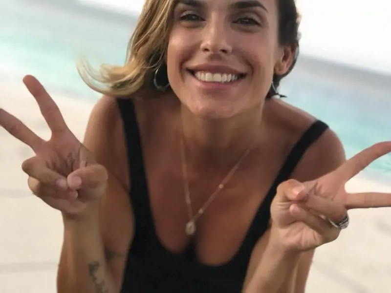 Elisabetta Canalis scherza con i palloncini "a doppio senso"