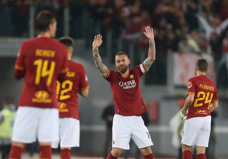 Roma, l'ultimo omaggio a De Rossi: il capitano saluta commosso