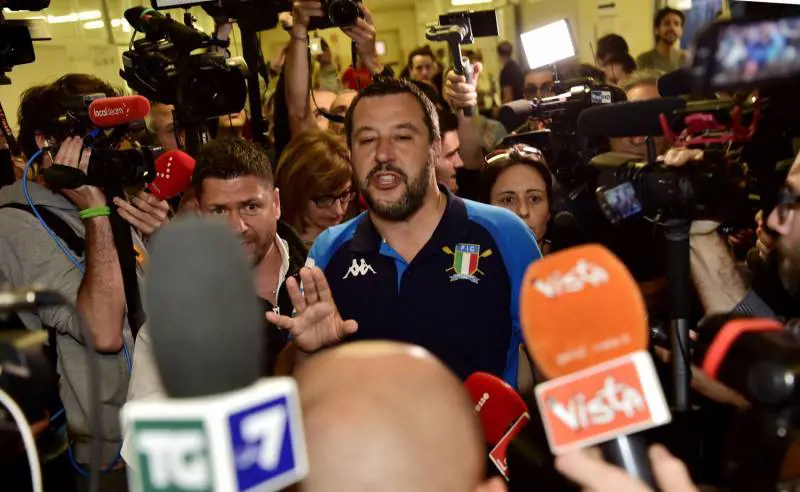 Il ministro rompe l'ennesima tradizione: lascia incustodito il Viminale per il Milan