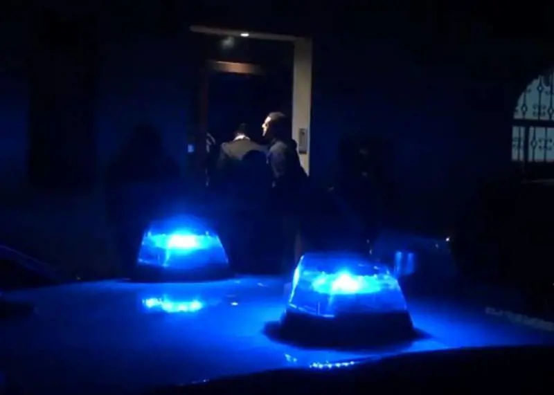 Morde i carabinieri che gli chiedono di spegnere il fuoco in pineta
