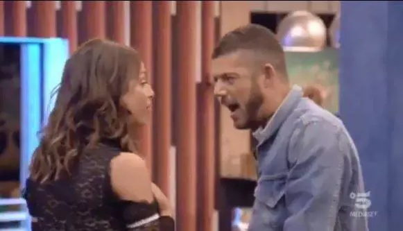 Gf, il fidanzato della De André: "Ti ho tradita". Lei è allibita, la d'Urso si infuria: "Non merita niente"