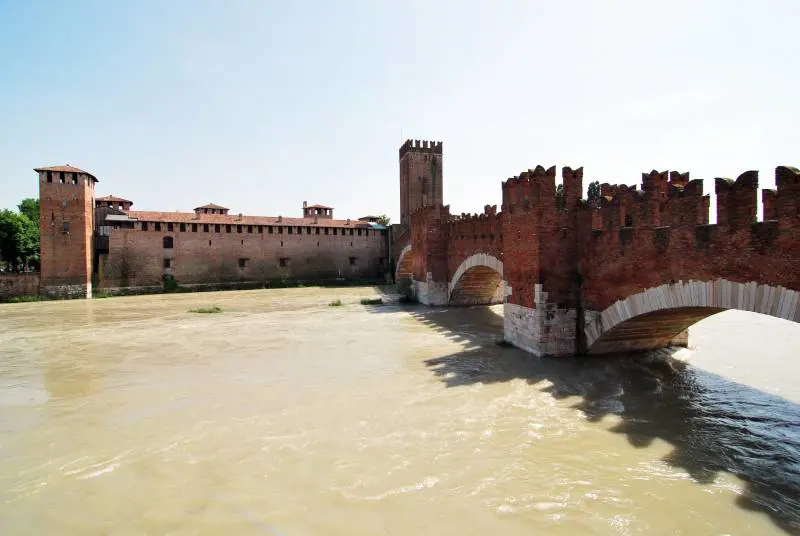 Verona, muore d'infarto e i passanti scattano selfie