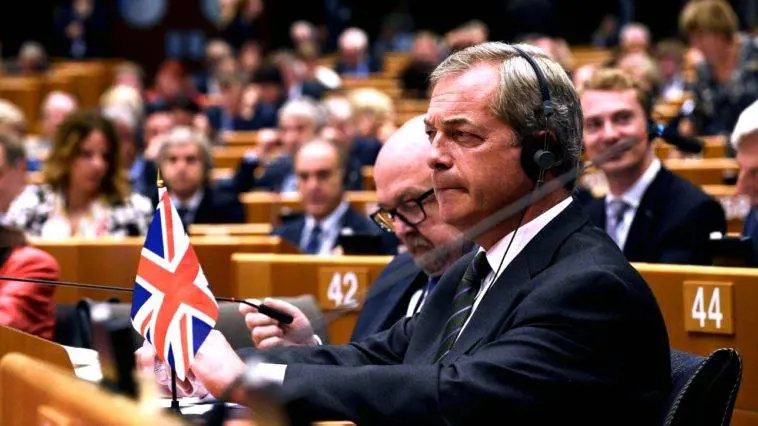 Farage, schiaffo ai reali "Carlo e Harry? Inutili"