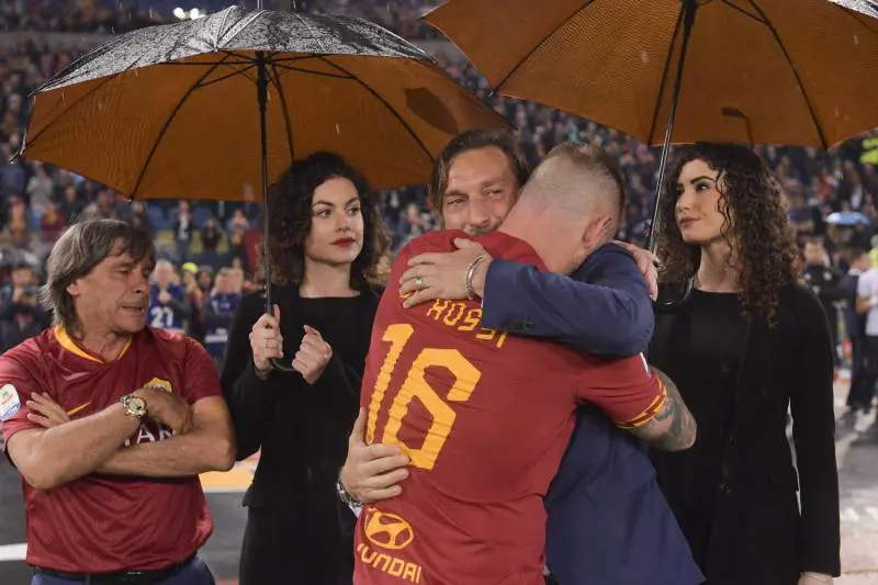 Roma, l'indiscrezione: ''De Rossi e i senatori volevano far fuori Totti''
