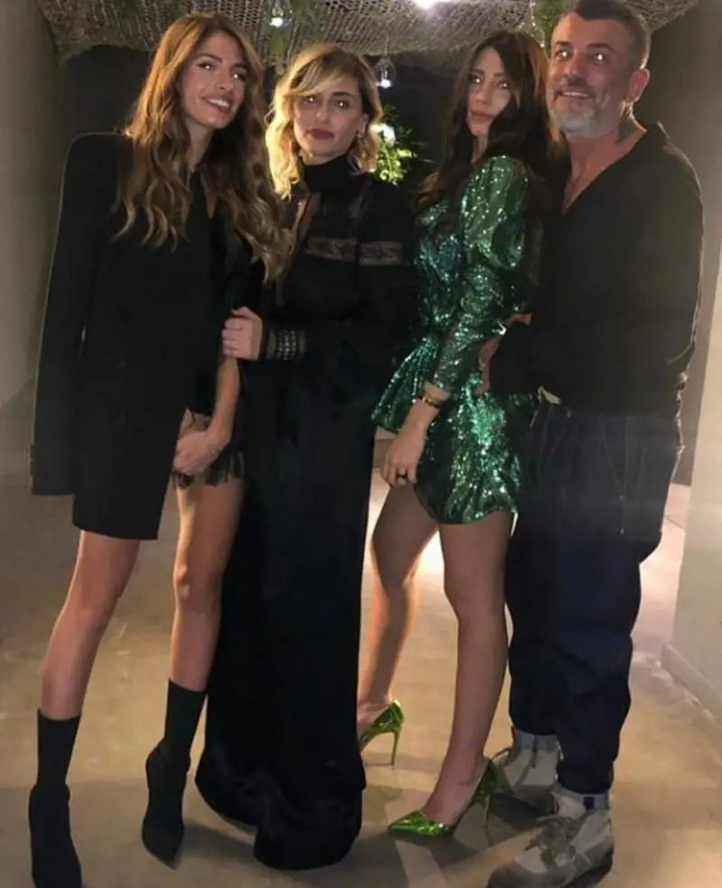 Chiara Nasti e il bacio sulla bocca con il papà che fa indignare il web 
