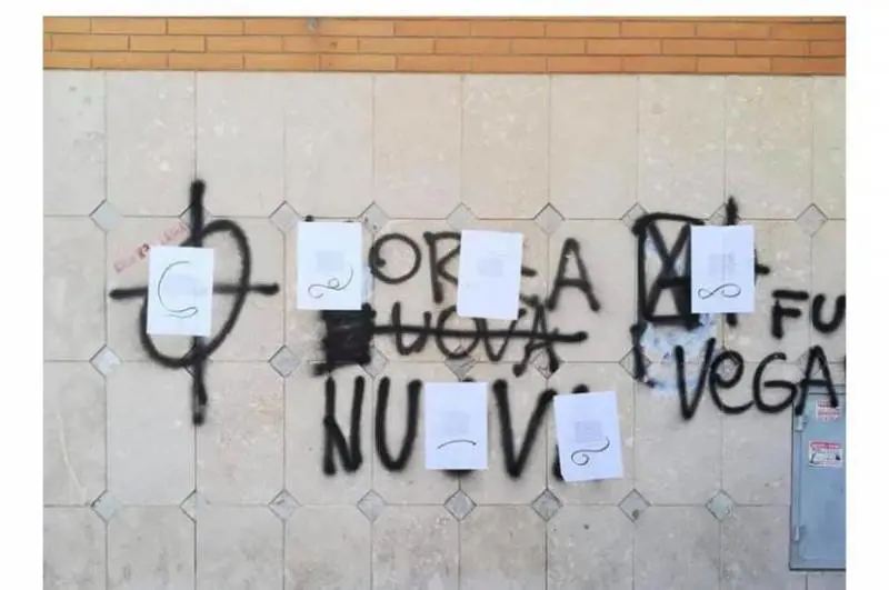 Fiumicino, sonetti coperti con le svastiche