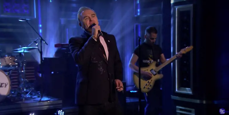 Morrissey indossa la spilla nazionalista. Ed è polemica: "È razzista"