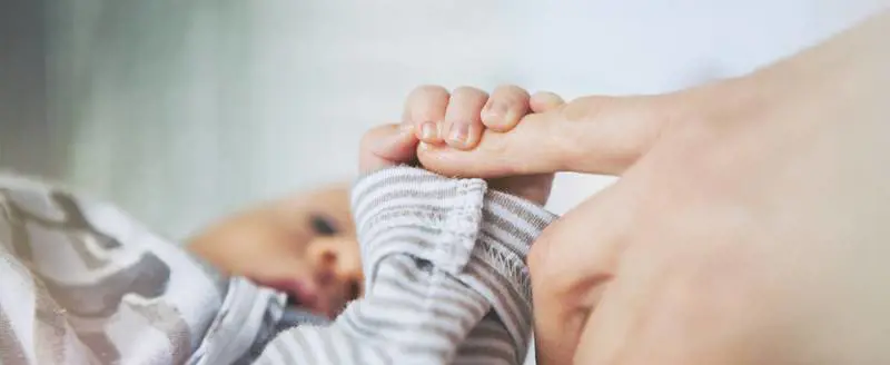 Scendono dal treno ma dimenticano il figlio neonato a bordo