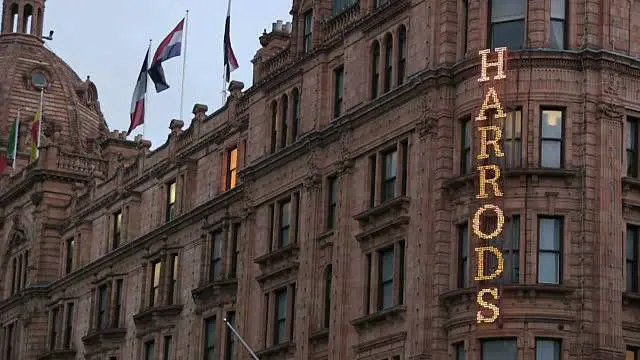 Signora spende 760 mila dollari da Harrods in un solo giorno: scoppia il caso a Londra