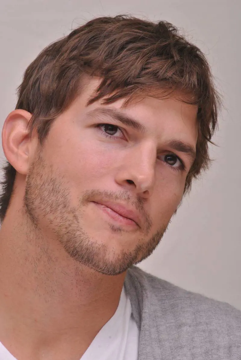 Ashton Kutcher parla dopo le accuse di Demi Moore: "Caccia alle streghe"