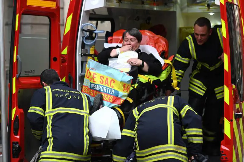 Pacco bomba a Lione, autore fedele a Isis. "Musulmani, rivoltatevi"
