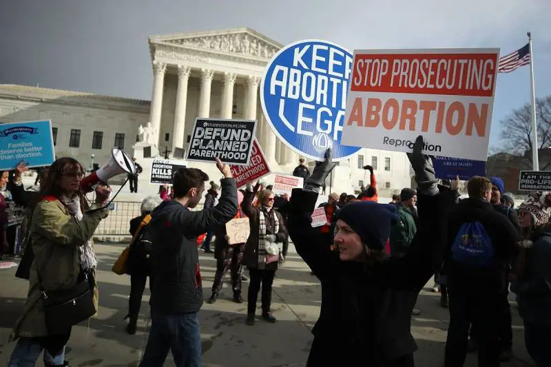 Aborto, divieto in Louisiana: il ricatto di Netflix e Disney