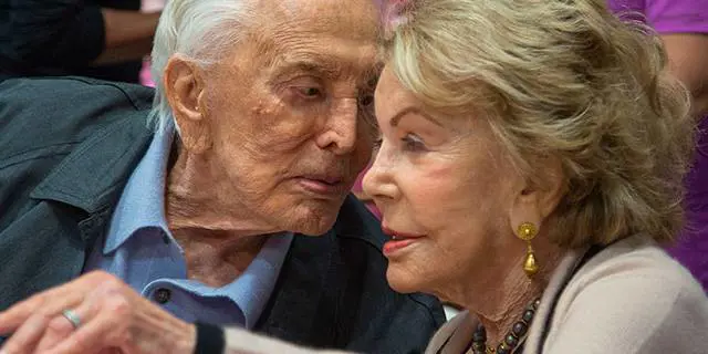 65 anni di matrimonio per Kirk Douglas e sua moglie Anne. Sono la coppia più longeva di Hollywood 