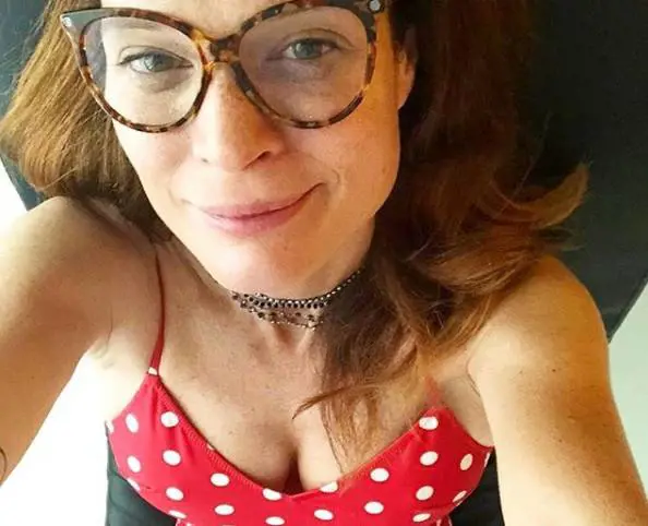 Jane Alexander, polemica social per le foto sexy