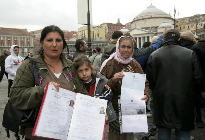Il M5s contro lo sgombero del campo rom. Ma Salvini: "Vadano in affitto"