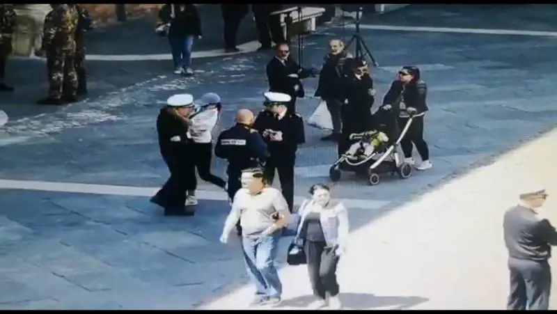 Ravenna, donna accoltella comandante della guardia costiera