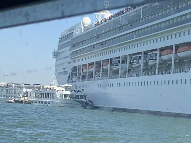 Nave da crociera urta battello. Passeggeri feriti a Venezia