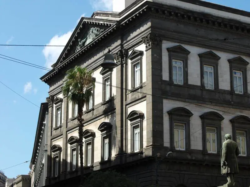 Napoli, donna incinta investita sulle strisce insieme alla figlia