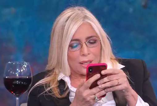 Siparietto da Fazio: Mara Venier riceve sms da Lilli Griuber in diretta