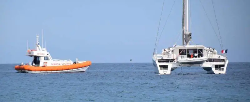 Multa di 459 euro al catamarano francese sotto costa