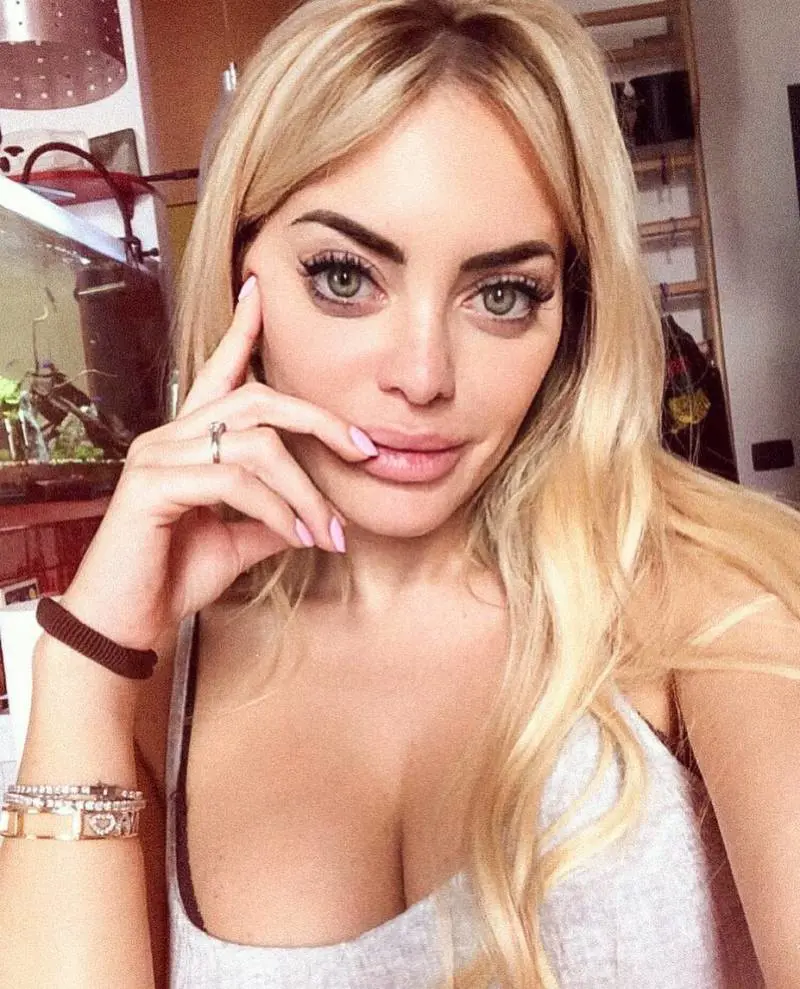 Elena Morali in topless contro gli hater: "Smettetela di seguirmi"