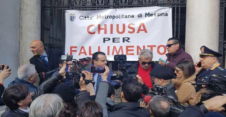 Messina, il sindaco chiude la sede dell'ex Provincia, si barrica al suo interno e inizia lo sciopero della fame