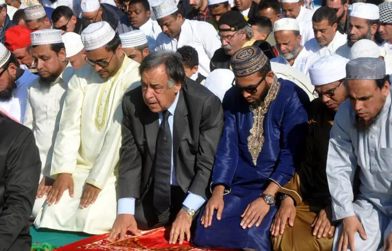 Orlando prega per il Ramadan: in prima fila nel giorno dedicato all'Islam