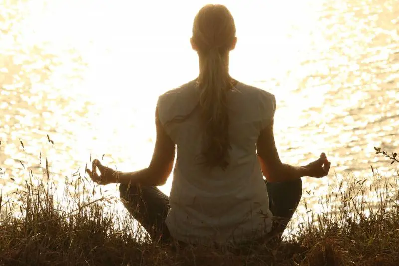 Meditare un quarto d’ora al giorno equivale a una giornata di ferie