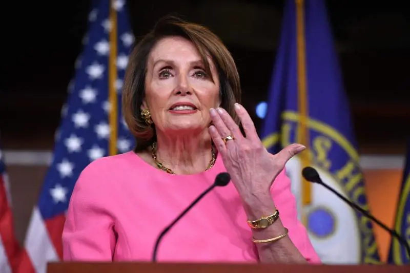 Nancy Pelosi durante una conferenza stampa a Washington, D.C