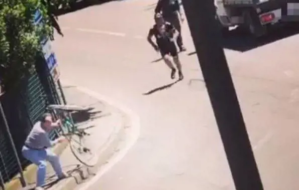Ciclista perde la testa: aggredisce due pedoni. Ma scatta la vendetta