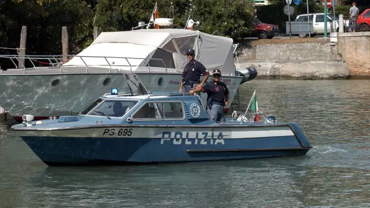 Venezia, nuotano nel Canal Grande, denunciati turisti americani