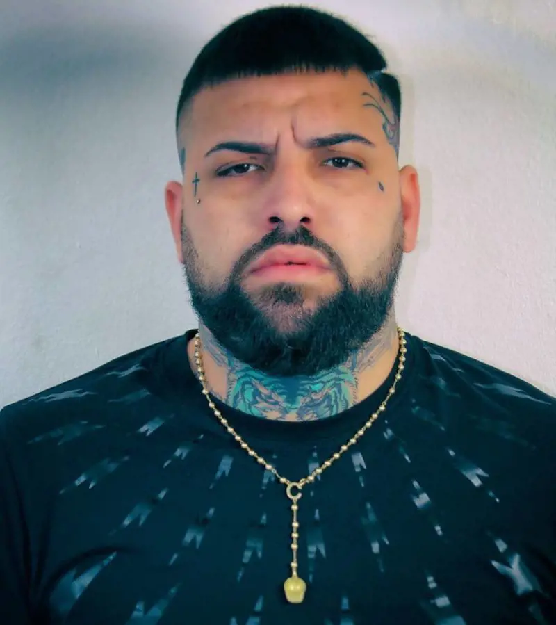 Realiti, cantante neomelodico catanese minaccia il consigliere Borrelli
