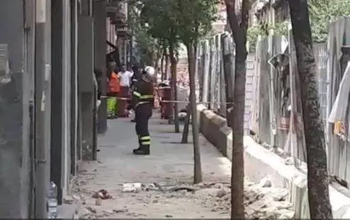 Cade pezzo di cornicione: morto 66enne