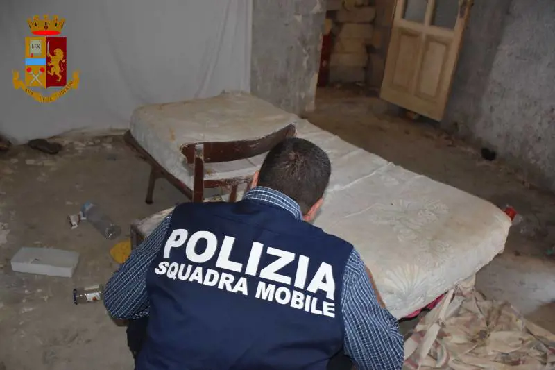 La figlia 13enne venduta per sigarette, birra e doccia